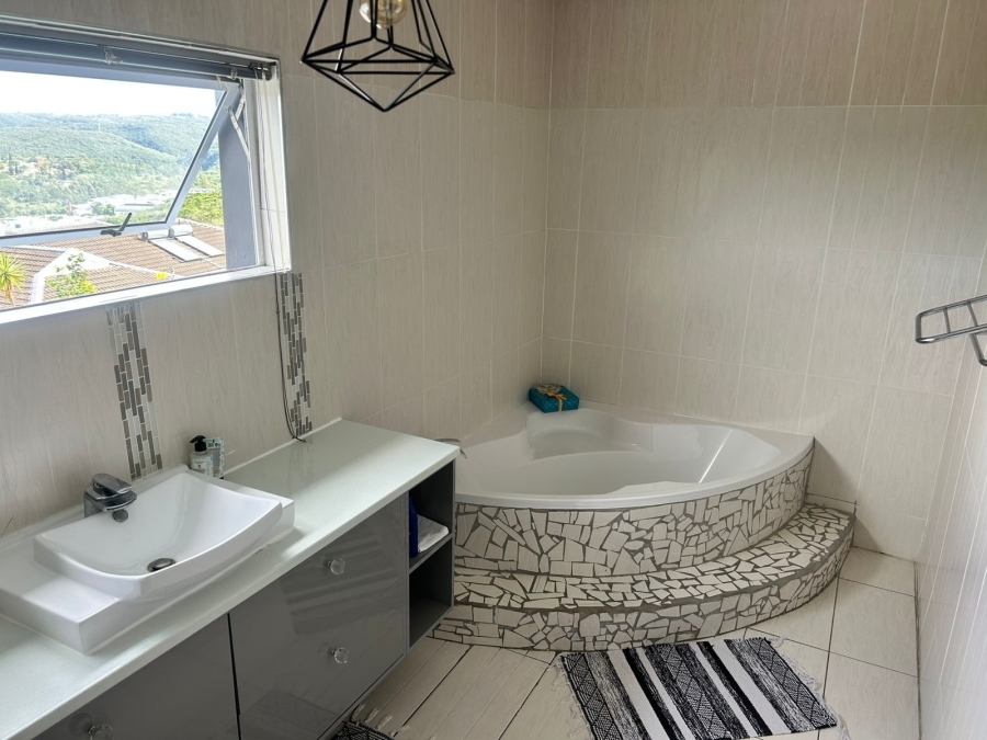 5 Bedroom Property for Sale in Nahoon Valley Park Eastern Cape